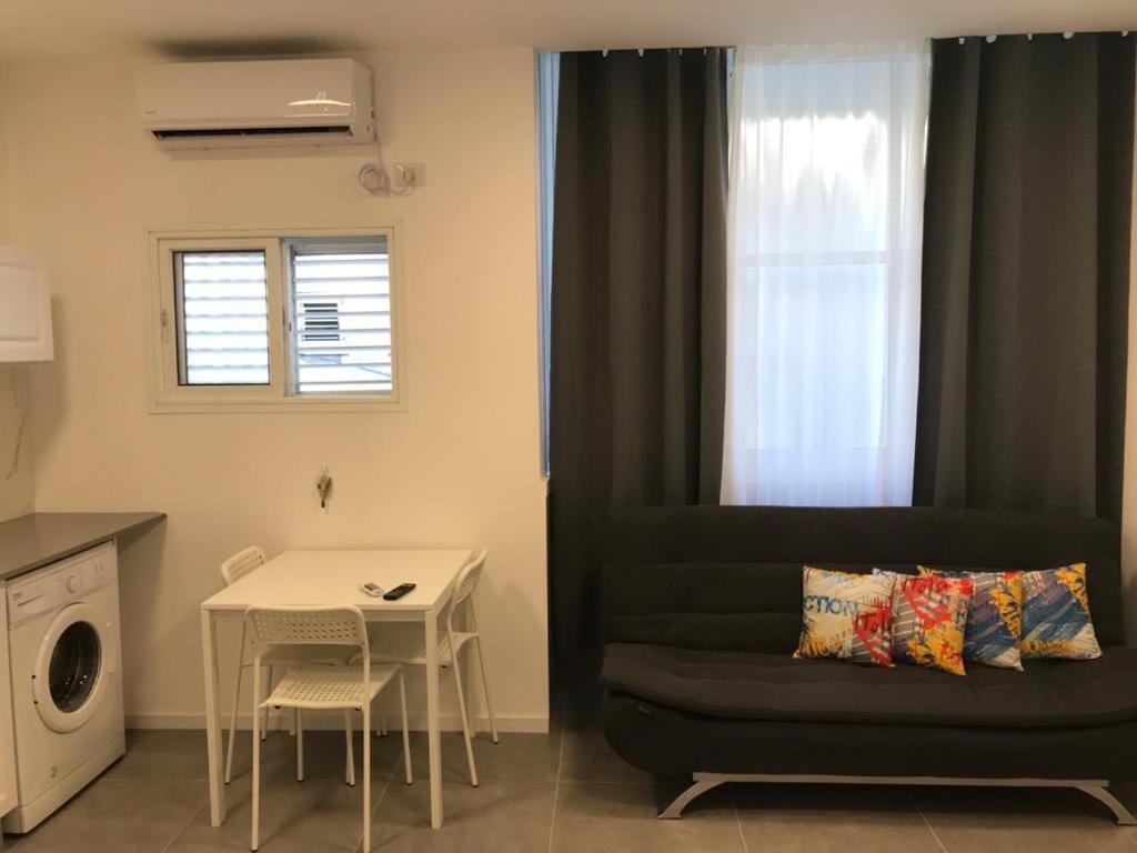 Isramax Low-Cost Apartment Near The Sea. 巴特亚姆 外观 照片